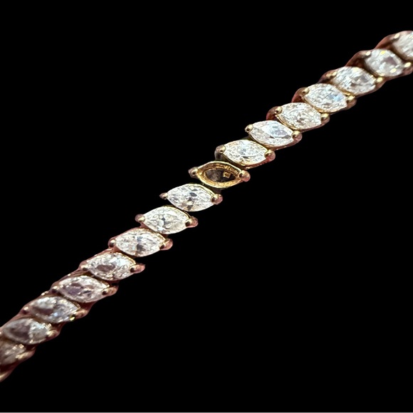 Elegant Gold and Silver Women's Necklace - Picture 4 of 6